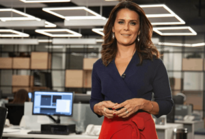 Adriana Araújo, âncora da Record, vive fase complicada na emissora, mas segue rendendo audiência (Foto reprodução)