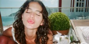 Bruna Marquezine foi flagrada aos beijos com rapaz em ilha (Foto: Reprodução)