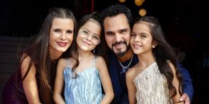 Luciano Camargo, a esposa Flávia Fonseca e as filhas gêmeas, Isabella e Helena (Foto: Reprodução)