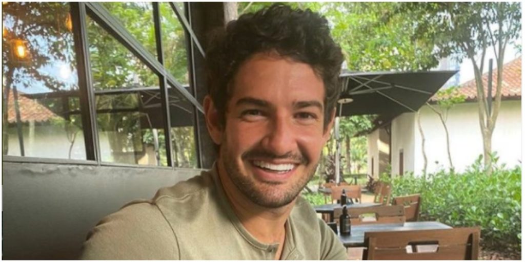 Alexandre Pato usou as redes sociais para se declarar para Rebeca Abravanel (Foto: Reprodução)