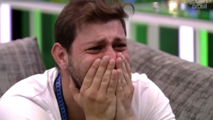 Caio rever família pela terceira vez seguida e se emociona com gravação no BBB (Foto: Reprodução/ Globo)