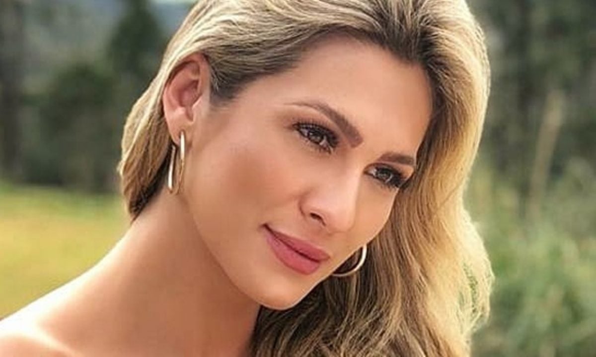 Lívia Andrade agacha com calcinha fio dental atolada e empina: 