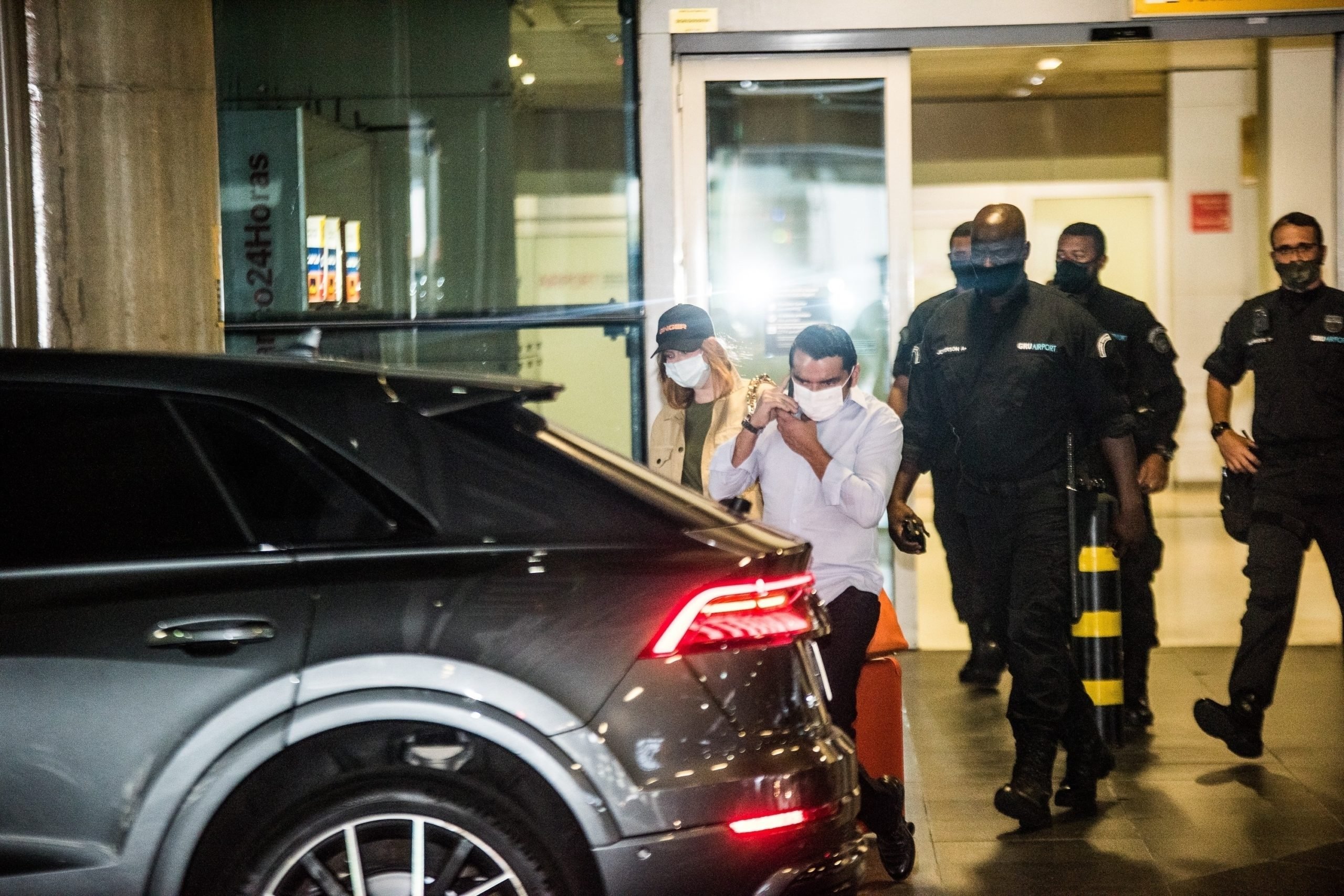 Marina Ruy Barbosa e Guilherme Mussi contaram com um forte esquema de segurança ao desembarcarem no Aeroporto de Guarulhos, em São Paulo (Foto: Leo Franco/AgNews)