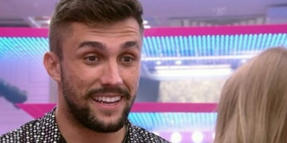 Após se declarar para Carla, Arthur abre o jogo para brothers no BBB 21 (Foto: Reprodução)