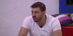 Boninho, o diretor do BBB21, tirou sarro de Caio, após o brother se cortar na tentativa de fazer uma depilação (Foto: Reprodução / TV Globo)