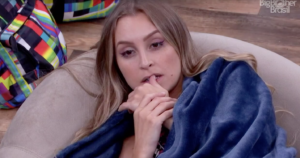 Carla Diaz está assistindo participantes falando dela de quarto secreto no BBB21 (Foto reprodução)