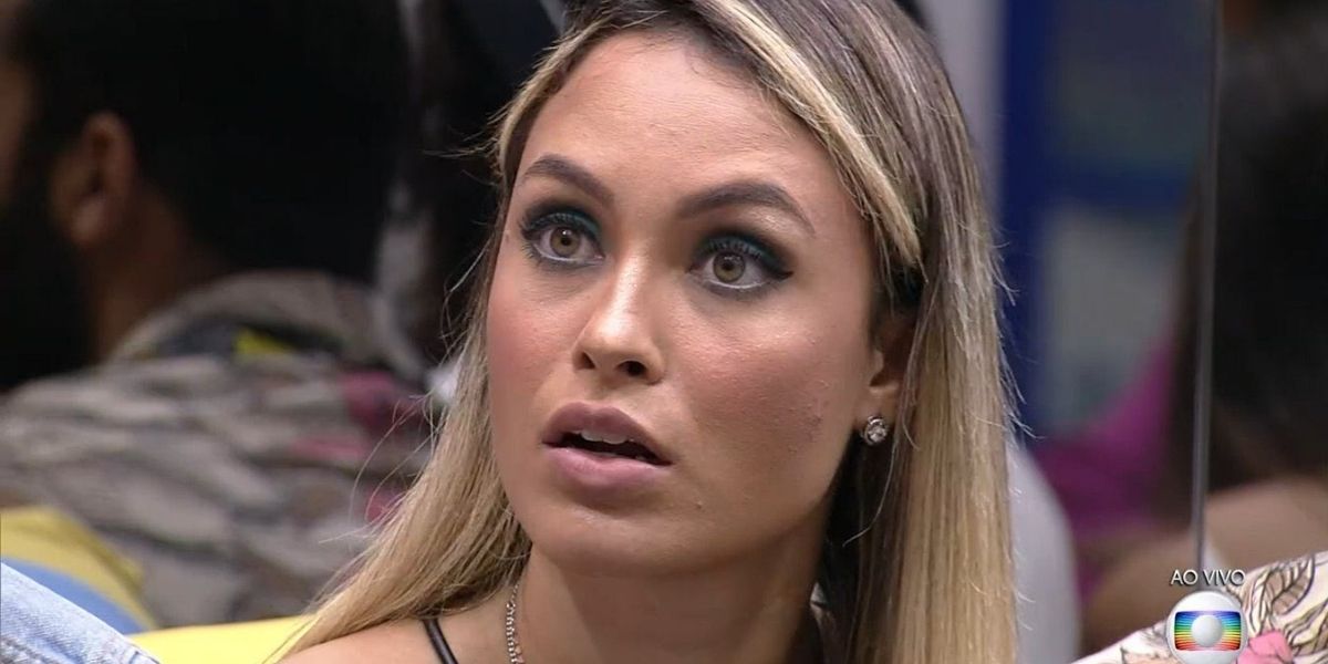 Sarah assistindo ao discurso do Tiago Leifert no BBB21 (Foto: Reprodução/Globo)