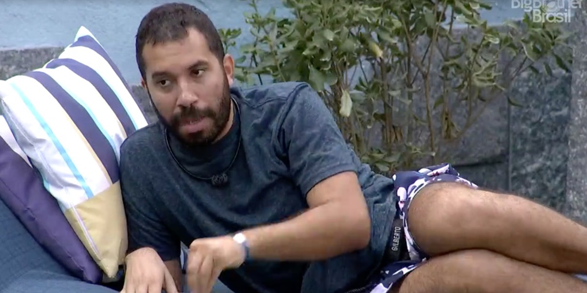 Gilberto está com medo de ser exposto por Carla Diaz a Juliette no BBB21 (Foto: Reprodução)