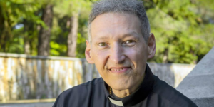 Padre Marcelo Rossi, aos 53 anos, aparece irreconhecível após doença na cabeça e notícia confirma: “Degenerativa”