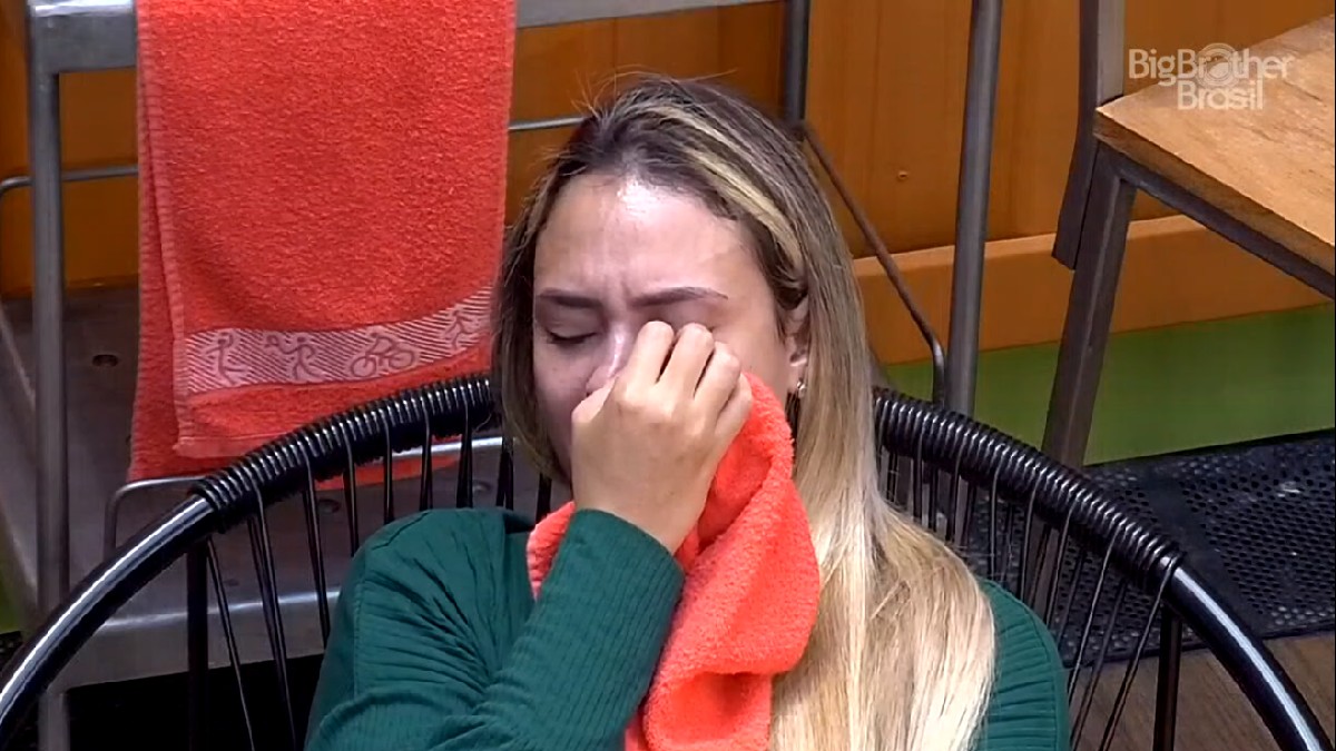 Sarah foi aos prantos após conversa com Rodolffo no BBB21 (Foto: Reprodução)