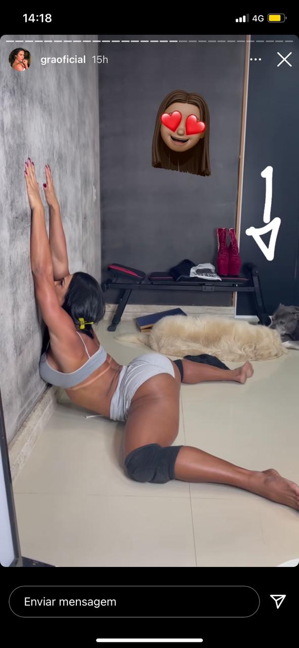 Gracyanne Barbosa se contorcendo no chão (Reprodução) 