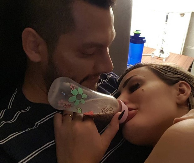 Andressa Urach tomou mamadeira no colo do marido, Thiago Lopes (Foto: Reprodução/Instagram)