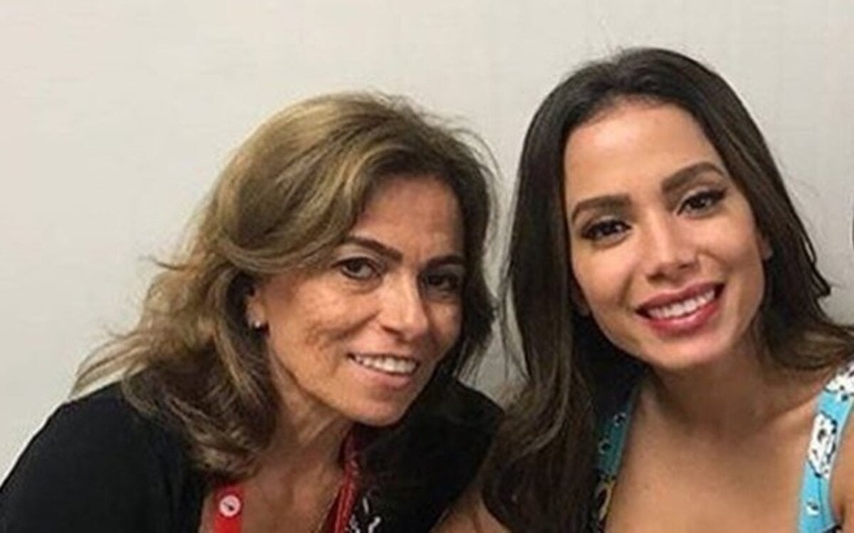 Mãe de Anitta arranca a roupa e choca com parte íntima vazada