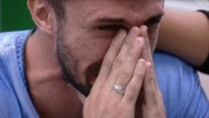 Arthur foi aos prantos com mensagem da família durante almoço do anjo no BBB (Foto: Reprodução/ Globo)