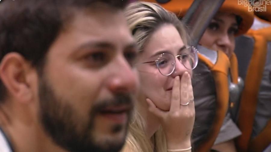 Os brothers doram as lágrimas com o vídeo feito pelos familiares de Projota no BBB (Foto: Reprodução/ TV Globo)