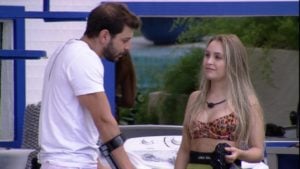 Caio conversando com Carla Diaz no BBB21 (Foto: Reprodução)