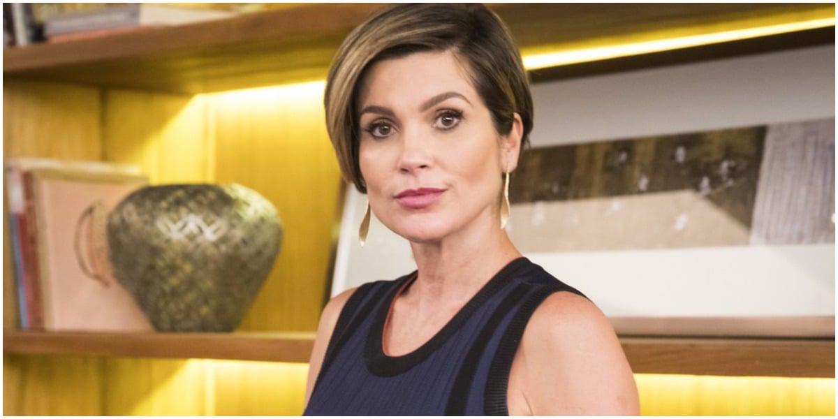 Flávia Alessandra falou sobre a volta da novela e brincou com problema no figurino (Foto: Reprodução)