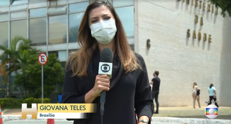 Giovana Teles está de plantão na porta do prédio do Ministério da Saúde, em Brasília (Foto: Reprodução/TV Globo)