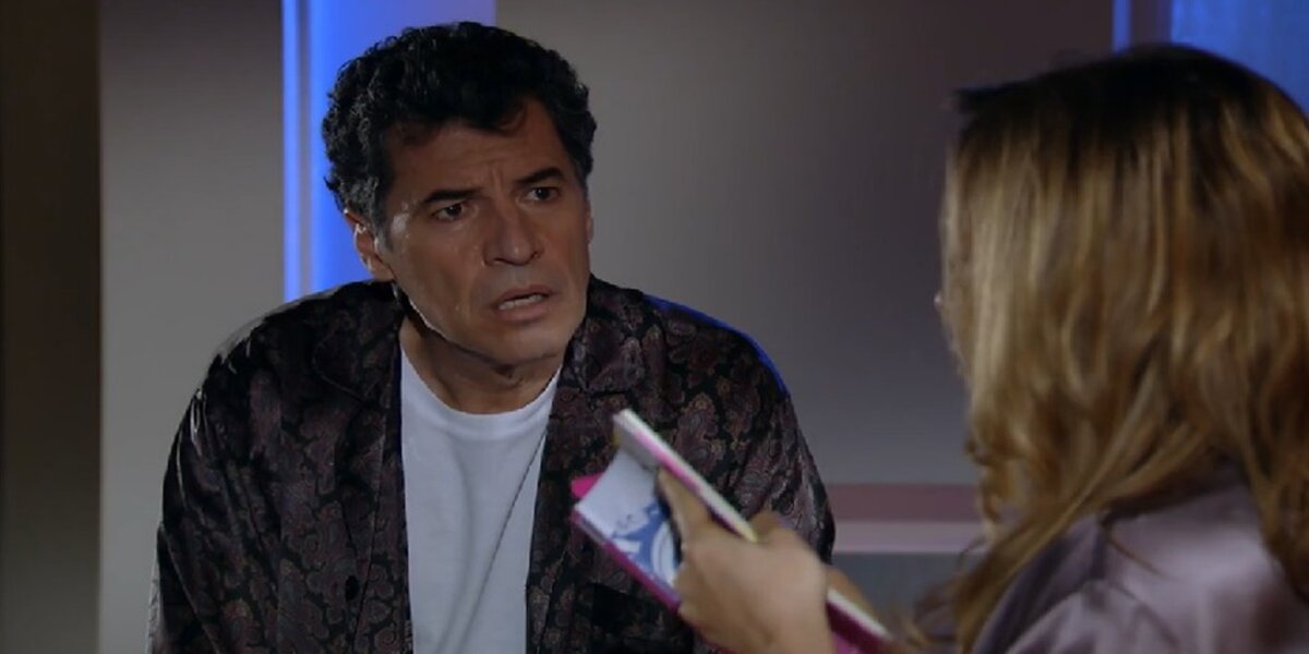 Jonas (Paulo Betti) fica perplexo com a atitude da esposa em A Vida da Gente 