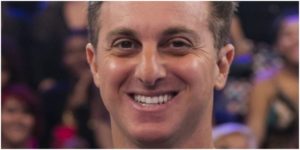 Luciano Huck anuncia a paralisação das gravações no programa (Foto: Reprodução)