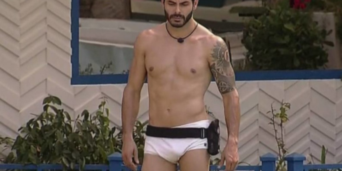 Rodolffo de sunga branca no BBB21 (Foto: Reprodução)