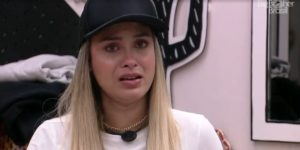 Sarah cai no choro e desabafa no BBB21 (Foto: Reprodução)