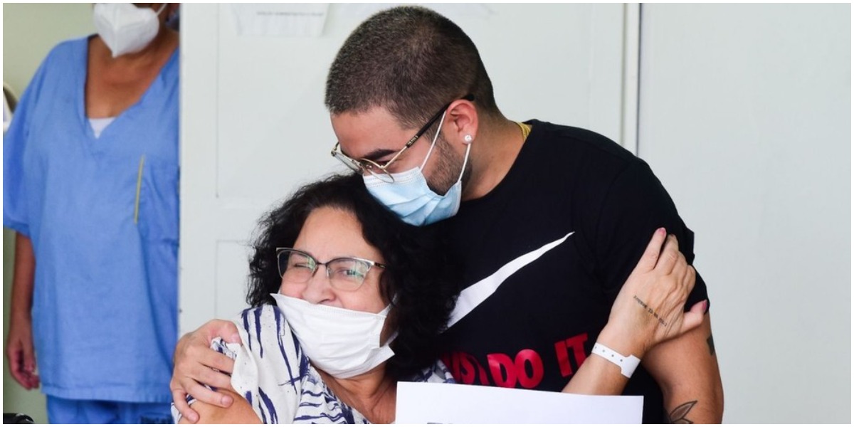 Yudi Tamashiro comemora a vitória de sua mãe Tânia, após ela vencer a Covid-19