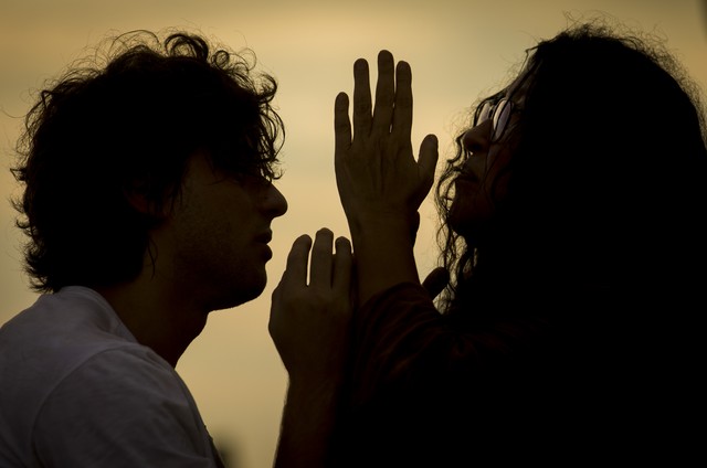 Chay Suede e Adriana Esteves em cena de Amor de mãe (Foto: Rede Globo / João Cotta)