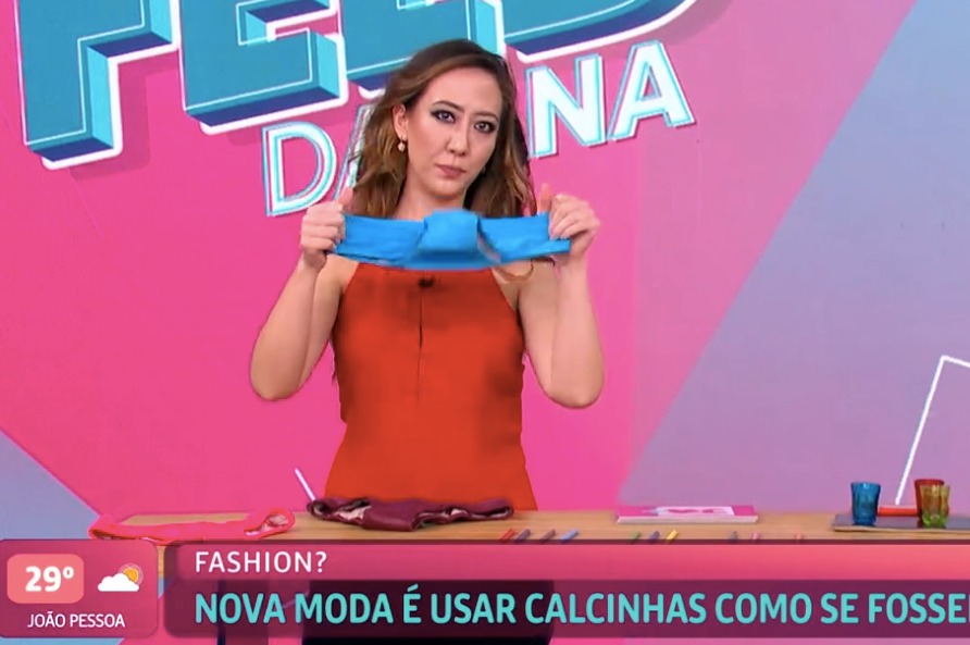 Ju Massaoka coloca calcinha ao vivo (Reprodução)