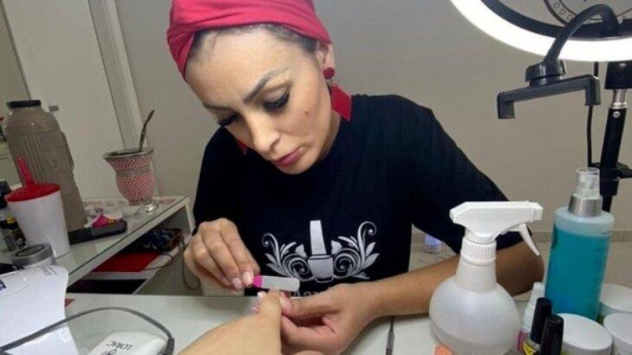 Andressa Urach atualmente trabalha como manicure 