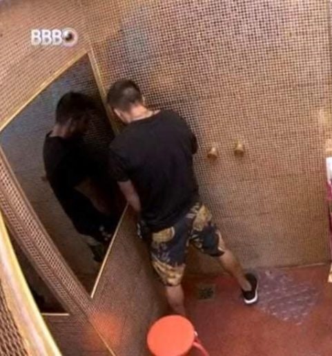 Arthur causou revolta após mijar em banheiro do BBB21 (Foto: Reprodução)