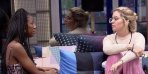 Viih Tube e Camila discutem e trocam farpas no BBB21 (Foto: Reprodução)