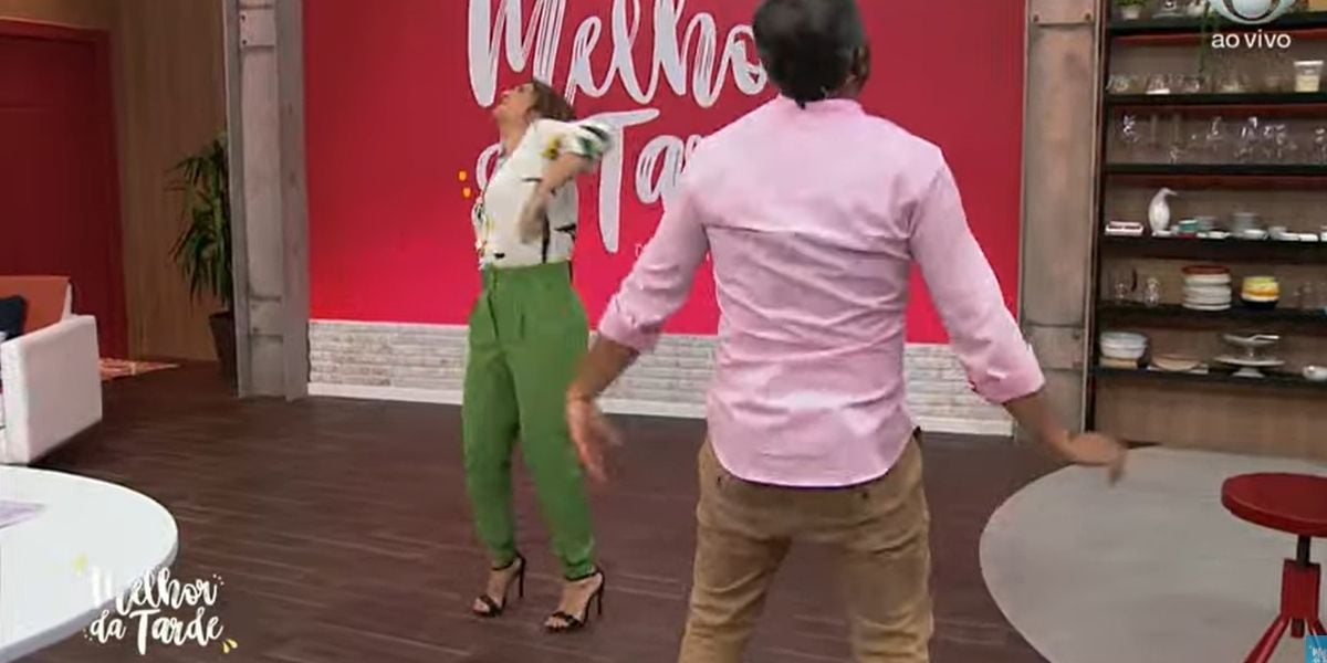 Catia Fonseca dançando se contorcendo ao lado de Alex Sampaio no Melhor da Tarde (Foto: Reprodução)