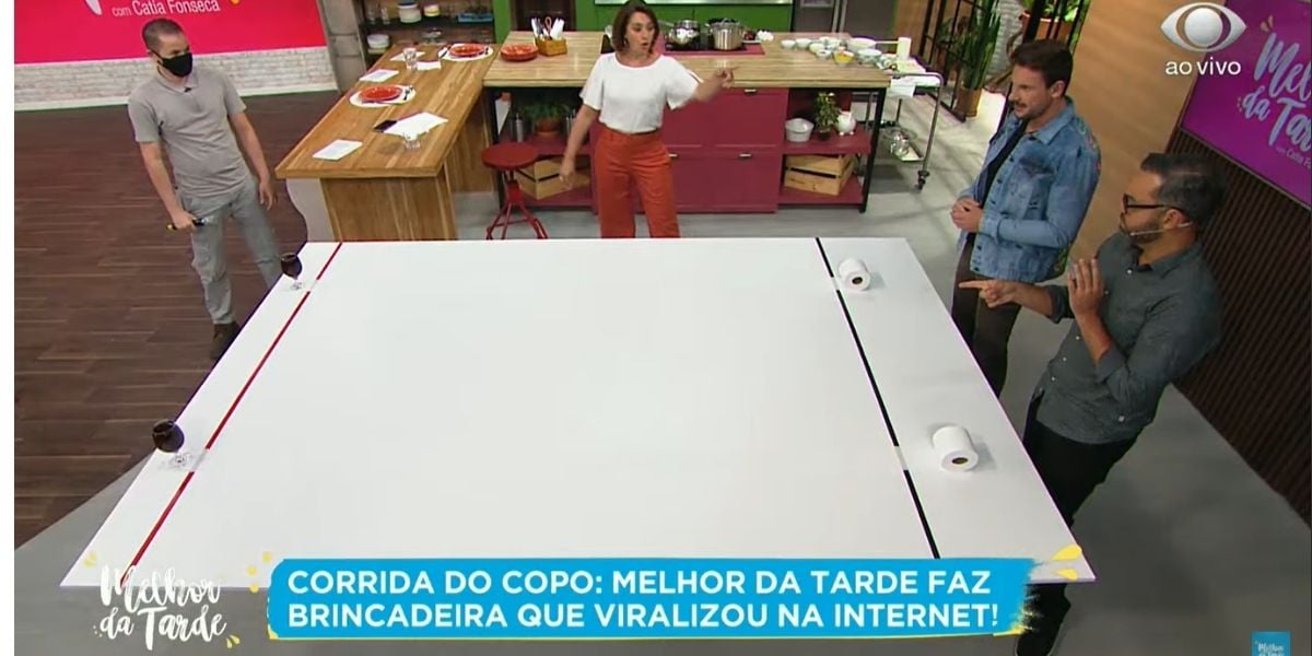 Catia Fonseca durante dinâmica no Melhor da Tarde (Foto: Reprodução)