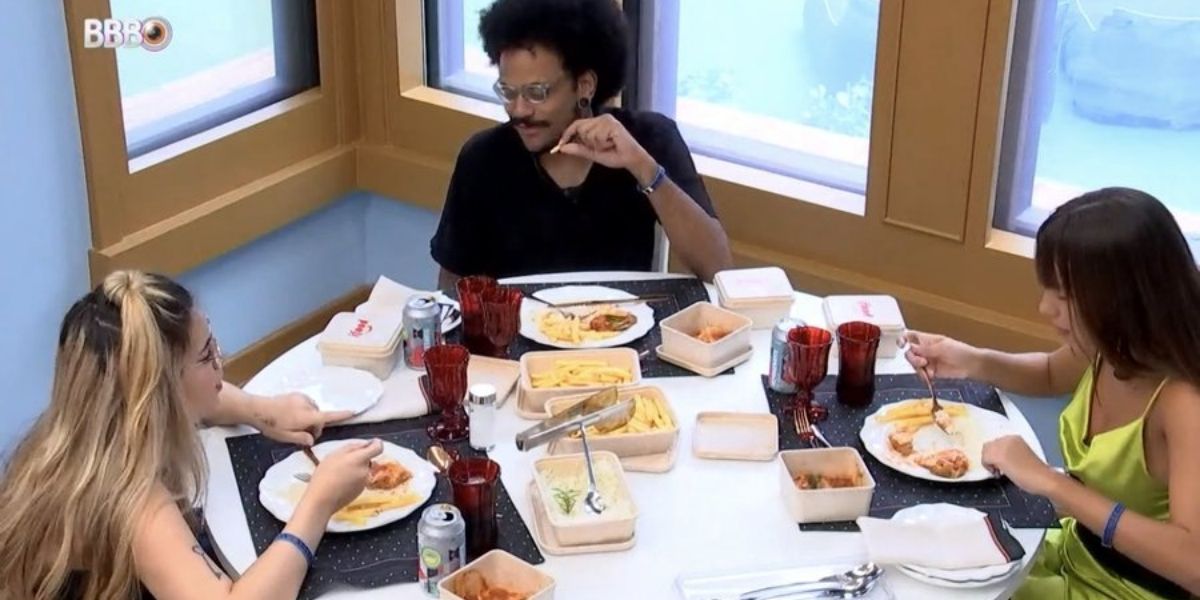 Viih Tube, João Luiz e Thaís no almoço do líder no BBB21 (Foto: Reprodução)
