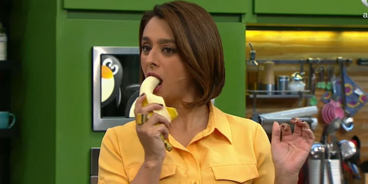 Catia Fonseca comendo banana ao vivo (Foto: Reprodução)