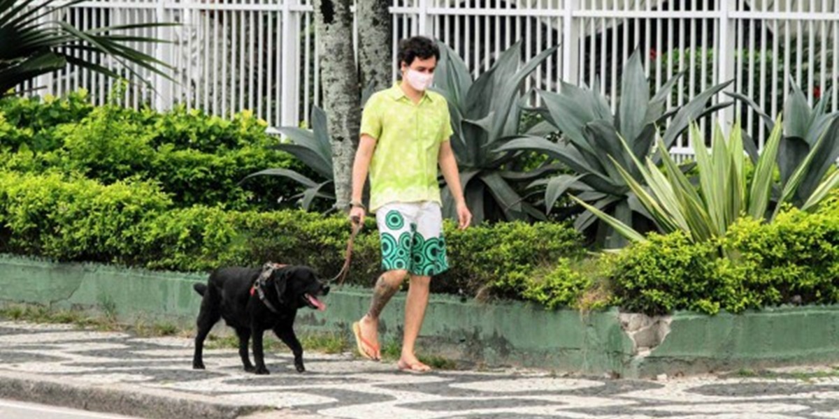 Felipe Dylon passeando com o seu cachorro com uma aparência mais magra (Foto: Reprodução)