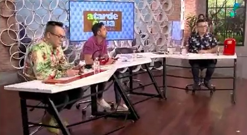 Funcionária foi pega atrás de Vladimir Alves no programa "A Tarde é Sua" (Foto: Reprodução/RedeTV!)