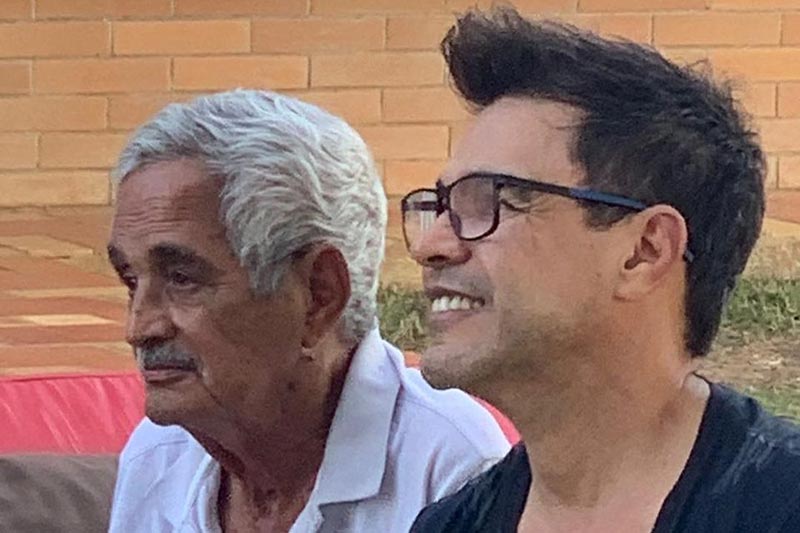 O cantor sertanejo ao lado do pai (Foto: Reprodução)