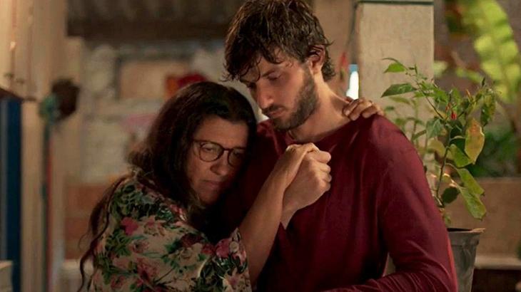 Regina Casé e Chay Suede em Amor de Mãe (Foto: Reprodução/Globo)