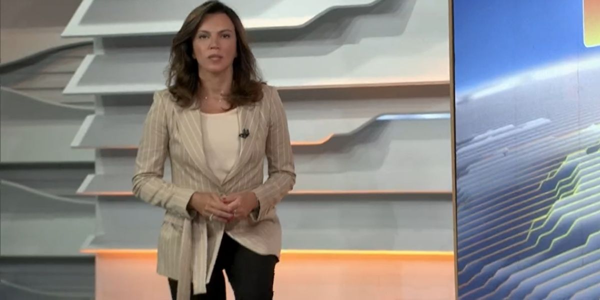 Ana Paula Araújo abriu o Bom Dia Brasil subindo as escadas (Reprodução: Globo)