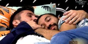 Arthur e Gil tem momento quente no BBB21 (Foto: Reprodução)