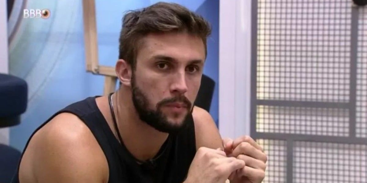 Arthur parte pra cima de Gilberto no BBB21 (Foto: Reprodução)