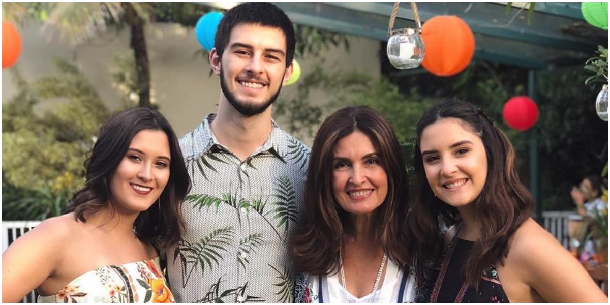 Bia Bonemer ao lado dos irmãos e da mãe, Fátima Bernardes (Foto: Reprodução)