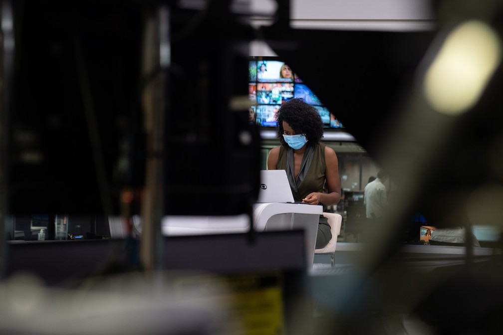 Maju no "JH", que completa 50 anos agora em abril (Foto: Maju Coutinho nos bastidores do "Jornal Hoje" (Foto: Marcelo Brandt/G1)