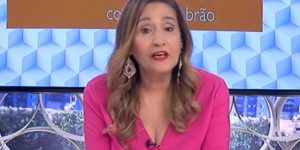 Sonia Abrão na bancada do A Tarde é Sua, que completa 15 anos (Reprodução: RedeTV)