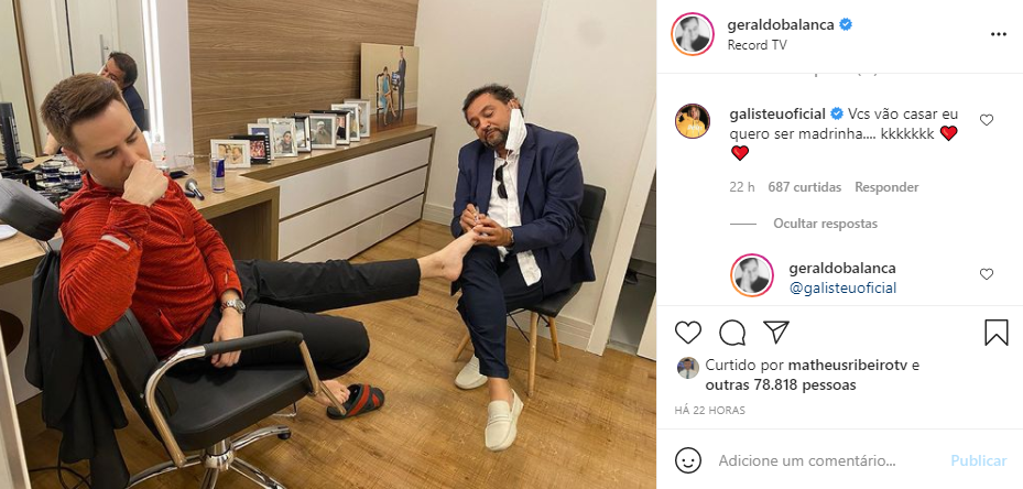 Geraldo Luís surge massageando os pés de Luiz Bacci (Foto: Reprodução/ Instagram)