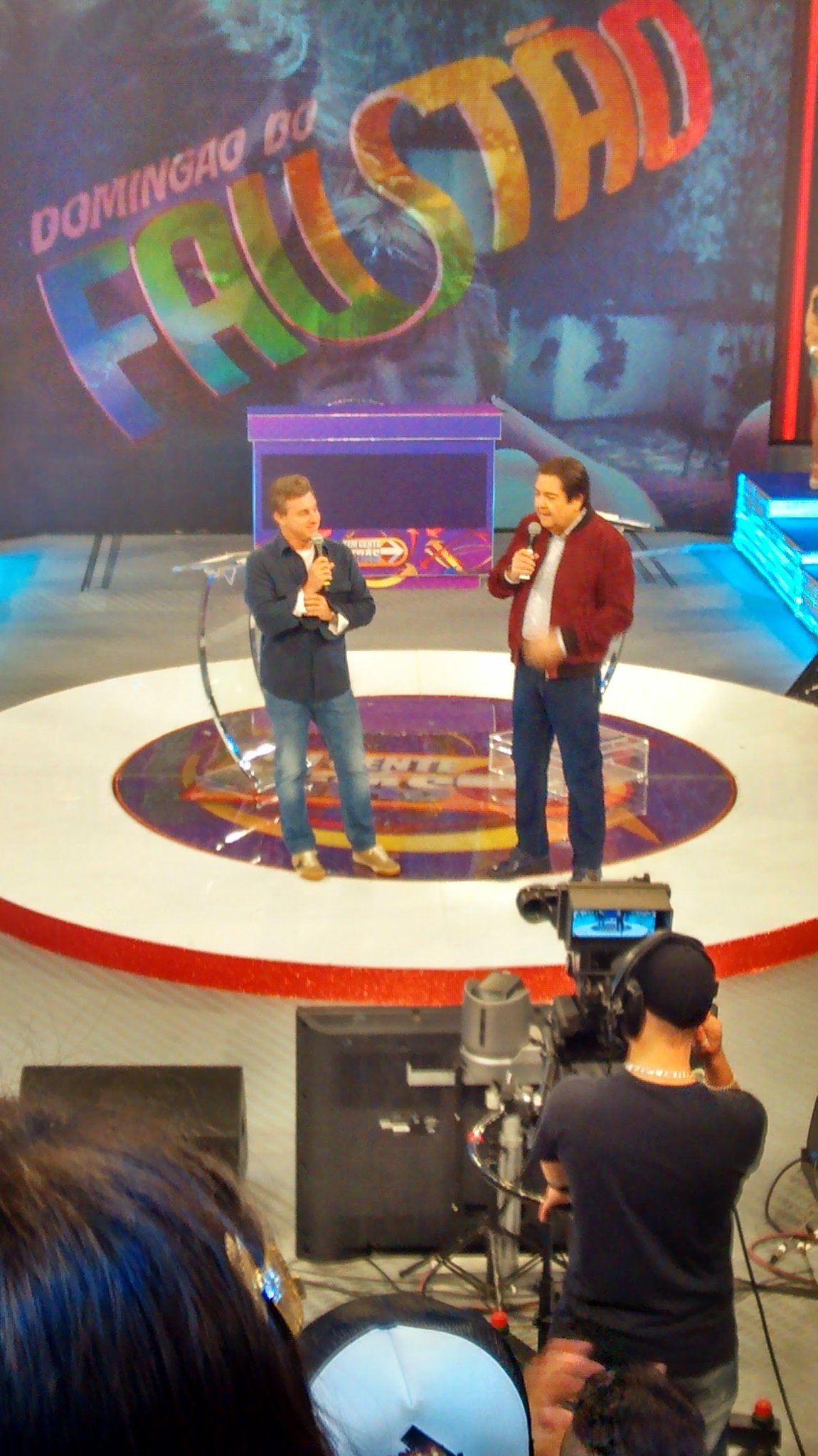 Após expulsão de Faustão, Huck é flagrado nos estúdios do Domingão e tem verdade escorraçada: "Muito falso"