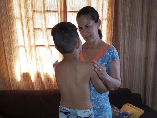 Filho de Eliza Samudio com a avó (Foto: Reprodução)