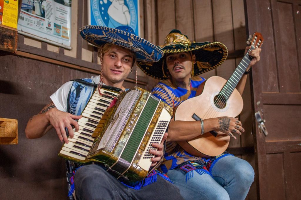 Lucca e Mateus comemoram mais de um milhão de views em clipe “JBL Paraguai” com referência de Mamonas Assassinas